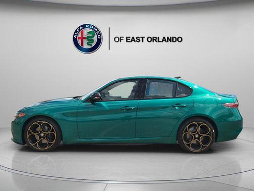 Verde Fangio Metallic 2025 Alfa Romeo Giulia Intensa RWD