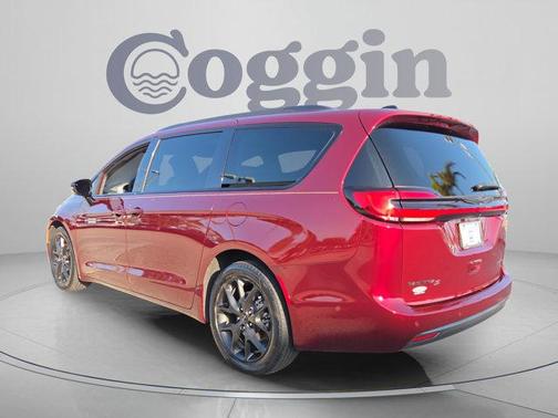 Velvet Red Pearlcoat 2023 Chrysler Pacifica Limited