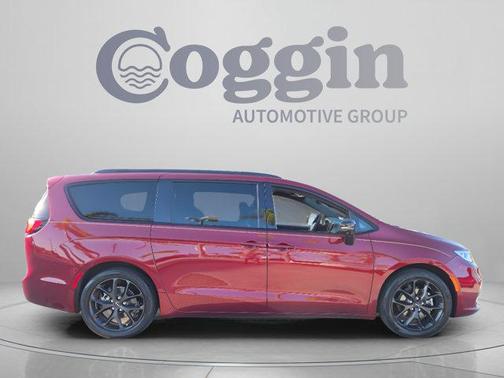 Velvet Red Pearlcoat 2023 Chrysler Pacifica Limited