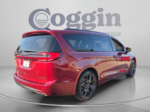 Velvet Red Pearlcoat 2023 Chrysler Pacifica Limited