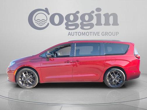 Velvet Red Pearlcoat 2023 Chrysler Pacifica Limited