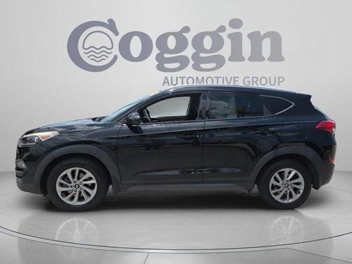 Black Noir Pearl 2016 Hyundai TUCSON SE