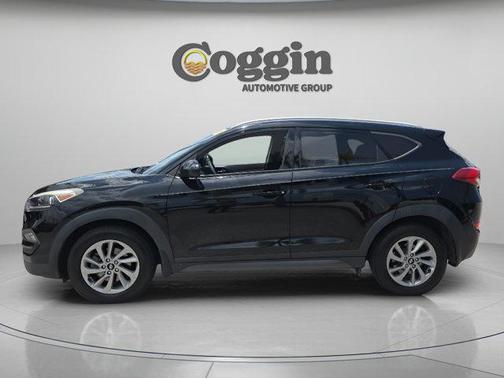 Black Noir Pearl 2016 Hyundai TUCSON SE