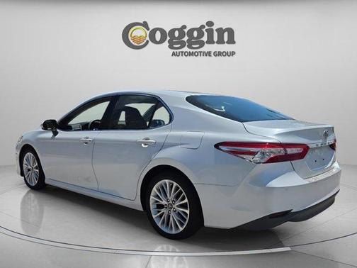 Pearl 2018 Toyota Camry XLE