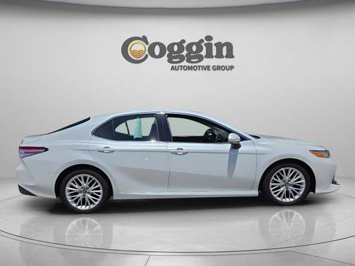Pearl 2018 Toyota Camry XLE