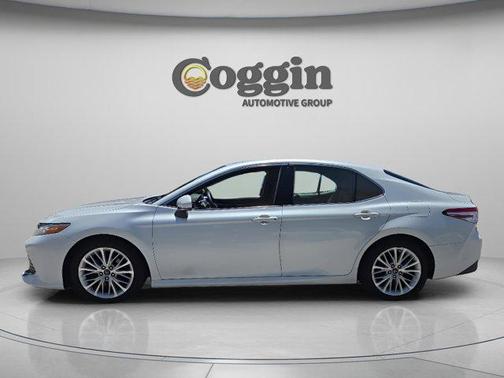Pearl 2018 Toyota Camry XLE