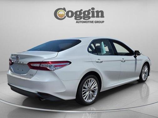 Pearl 2018 Toyota Camry XLE