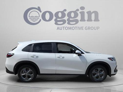 Platinum White Pearl 2027 Honda HR-V LX
