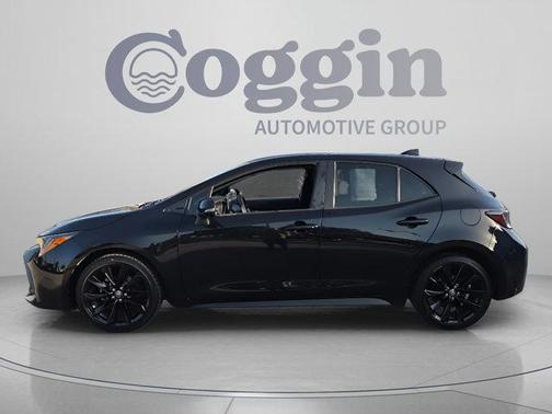 Midnight Black Metallic 2022 Toyota Corolla Hatchback SE