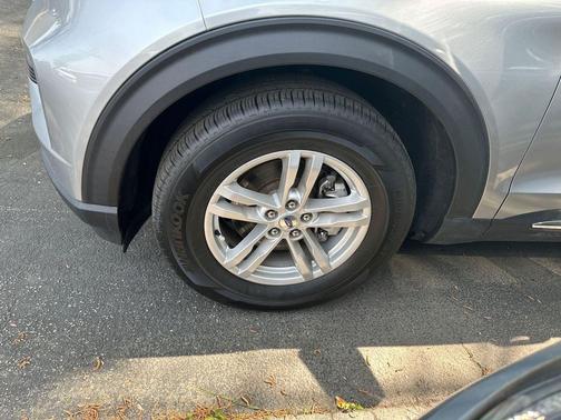ICONIC SILVER METALLIC 2021 Ford Explorer XLT