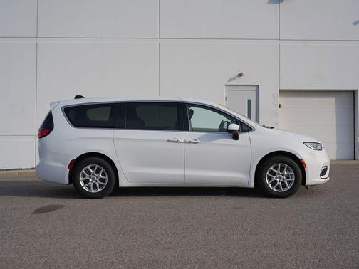 Bright White Clearcoat 2023 Chrysler Pacifica Touring L