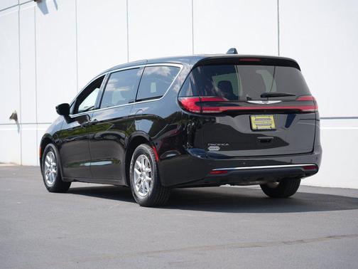 Diamond Black Crystal Pearlcoat 2025 Chrysler Pacifica L