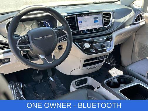 Brilliant Black Crystal Pearlcoat 2023 Chrysler Pacifica Hybrid Touring L