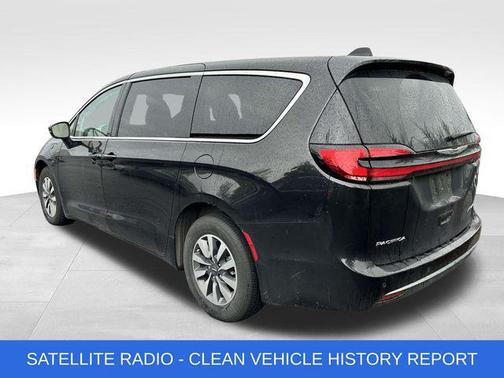 Brilliant Black Crystal Pearlcoat 2023 Chrysler Pacifica Hybrid Touring L