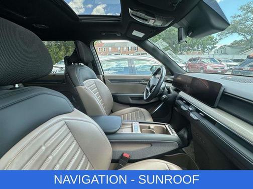 Snow White Pearl 2024 Kia EV9 Land