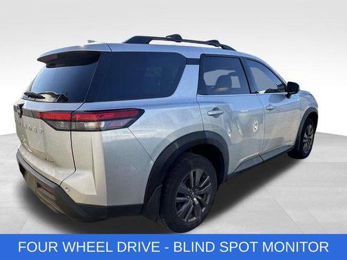 2022 Nissan Pathfinder SV