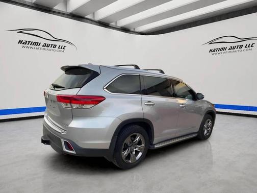 Silver 2017 Toyota Highlander Limited Platinum