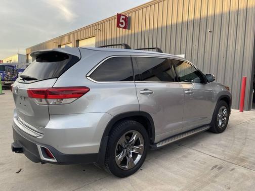 Silver 2017 Toyota Highlander Limited Platinum