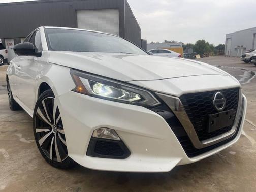 White 2020 Nissan Altima SR FWD