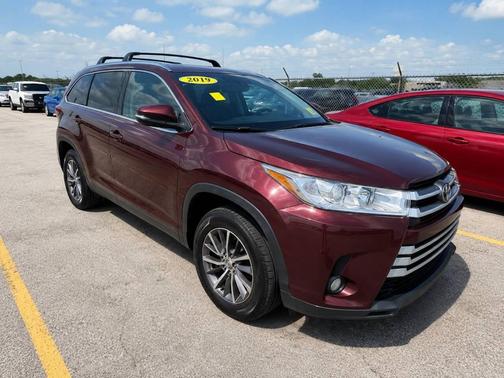 Maroon 2019 Toyota Highlander XLE