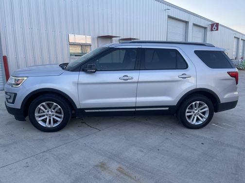 Silver 2016 Ford Explorer XLT