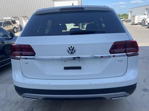 White 2018 Volkswagen Atlas 2.0T SE w/Technology
