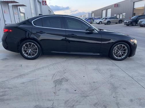 Black 2018 Alfa Romeo Giulia Base