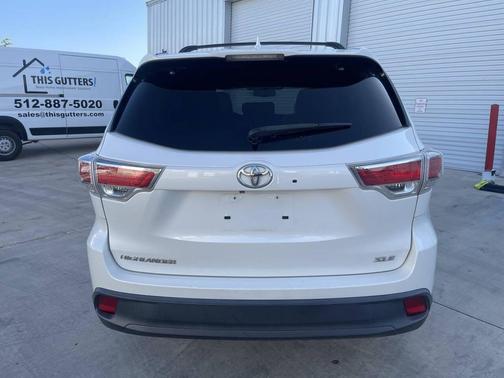 White 2015 Toyota Highlander XLE