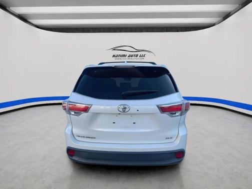 White 2015 Toyota Highlander XLE