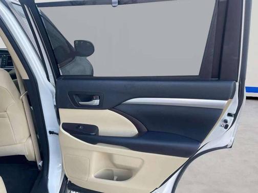 White 2015 Toyota Highlander XLE