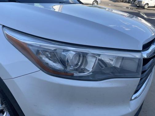 White 2015 Toyota Highlander XLE