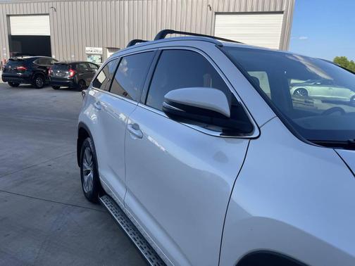 White 2015 Toyota Highlander XLE