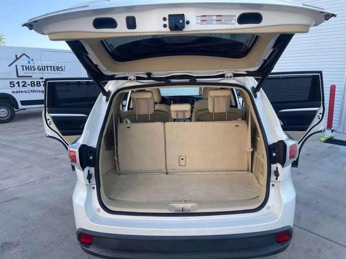 White 2015 Toyota Highlander XLE