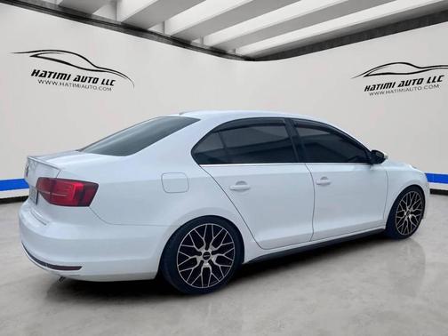 White 2015 Volkswagen Jetta Man SE
