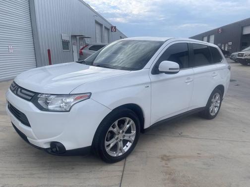 White 2014 Mitsubishi Outlander GT
