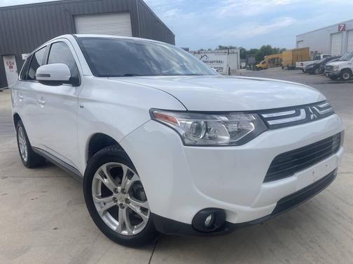 White 2014 Mitsubishi Outlander GT