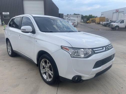 White 2014 Mitsubishi Outlander GT