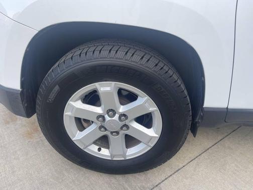 White 2016 GMC Acadia SLE-1