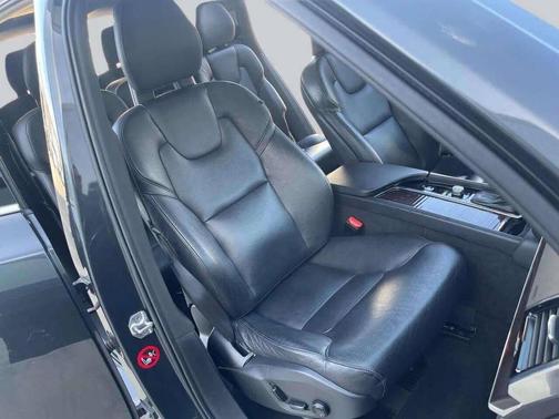 Gray 2016 Volvo XC90 T6 Momentum