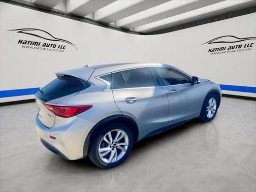 2017 INFINITI QX30 Luxury