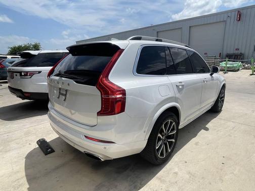 White 2016 Volvo XC90 T6 Momentum
