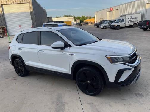 White 2022 Volkswagen Taos 1.5T SE