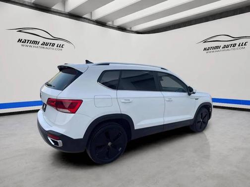 White 2022 Volkswagen Taos 1.5T SE