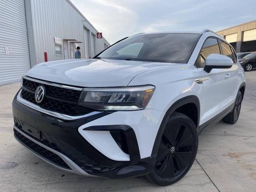 White 2022 Volkswagen Taos 1.5T SE
