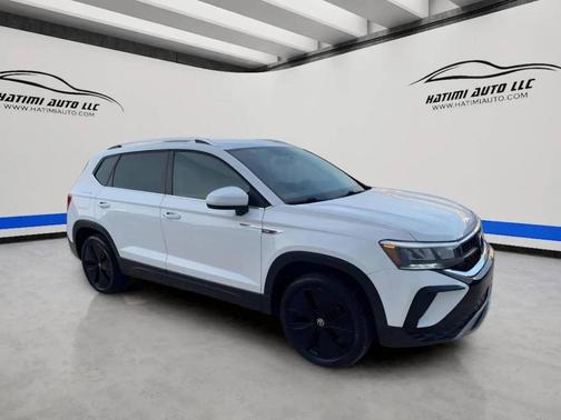 White 2022 Volkswagen Taos 1.5T SE