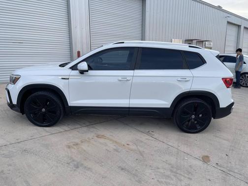 White 2022 Volkswagen Taos 1.5T SE