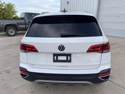 White 2022 Volkswagen Taos 1.5T SE