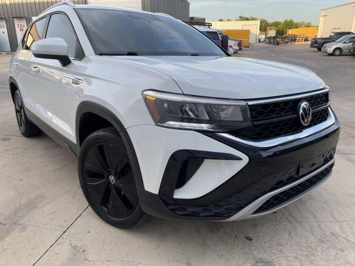 White 2022 Volkswagen Taos 1.5T SE