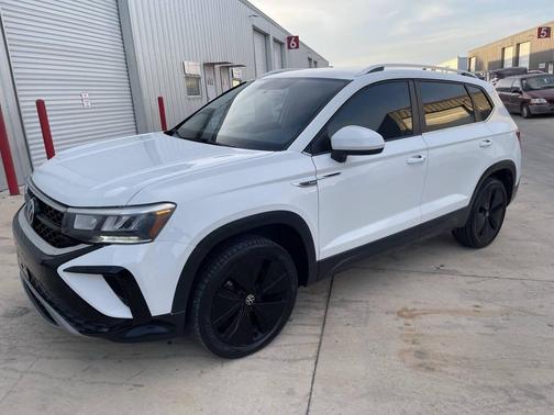 White 2022 Volkswagen Taos 1.5T SE