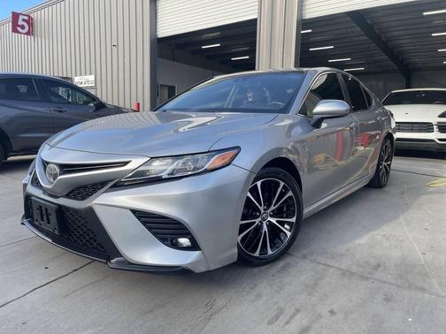 Silver 2018 Toyota Camry SE